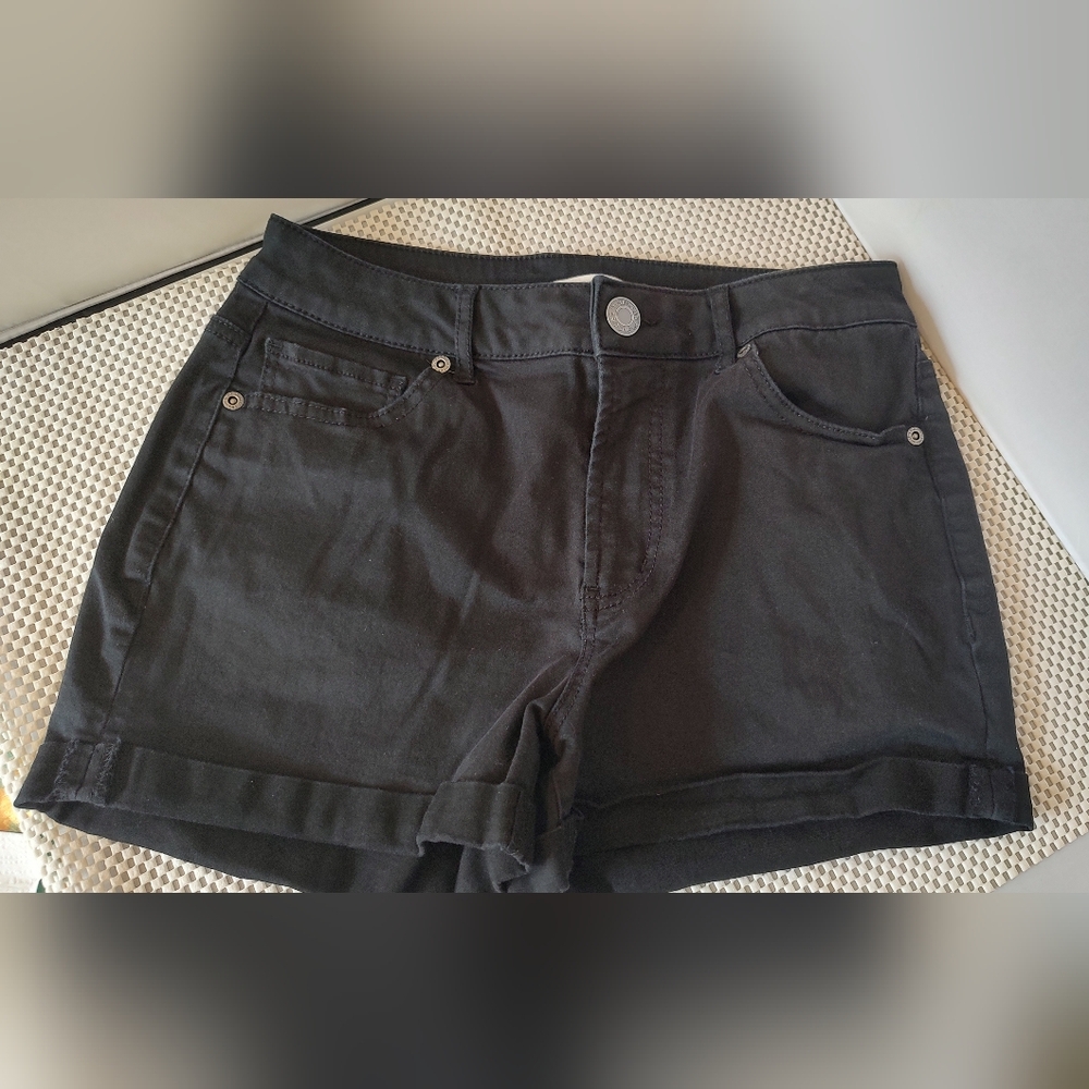 Maurices Women's Size 5/6 Black Shorts Gently used